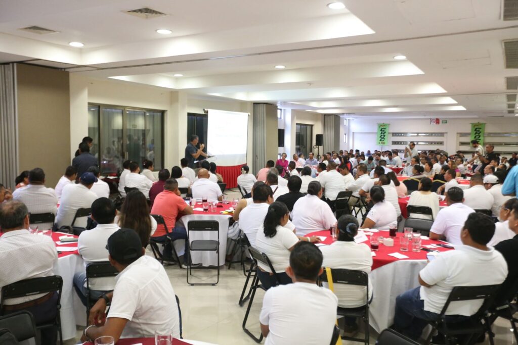 "No podemos retroceder a los viejos modelos para obtener vivienda", determinó Mario Macías Robles, Director Sectorial de los Trabajadores ante el INFONAVIT en su visita a las instalaciones de la CROC de Playa del Carmen; ahí se comprometió con el Secretario General Martín de la Cruz Gómez, en fortalecer la lucha para más oportunidades en torno a hogares dignos para los trabajadores.