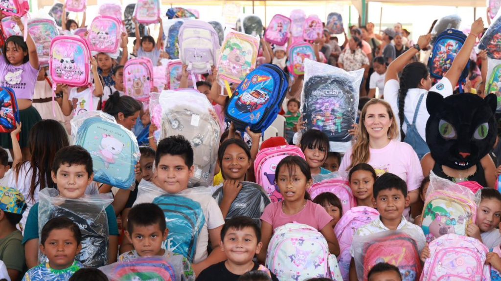 En Isla Mujeres reparten mochilas escolares y reducen gastos a familias