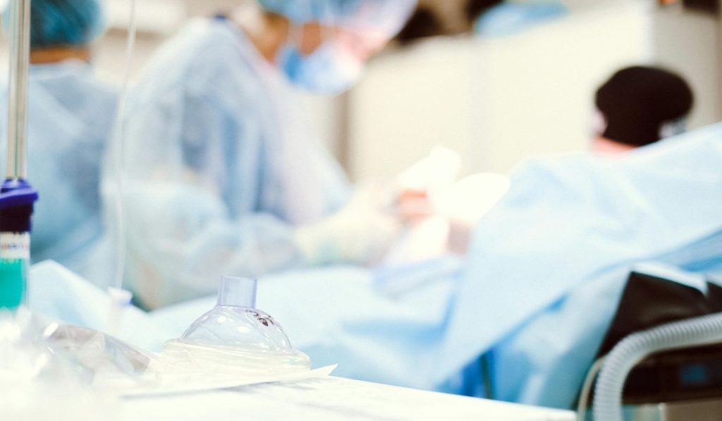 Adolescente muere por cirugía estética y desata la Ley Nicole contra el vacío legal. Foto: Pexels. PERIODISMO OBJETIVO