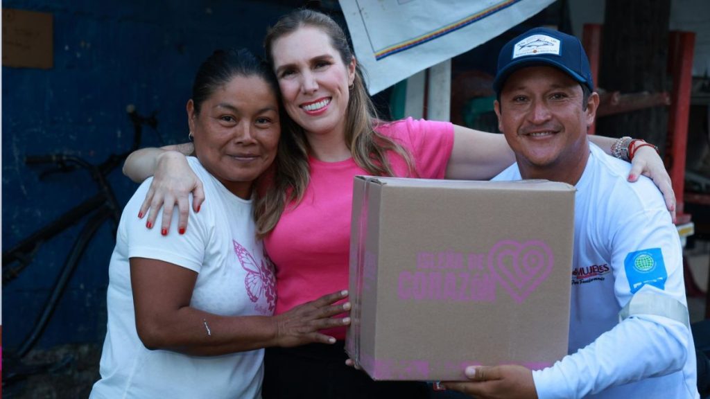 Atenea Gómez acerca apoyos alimentarios casa por casa en Isla Mujeres