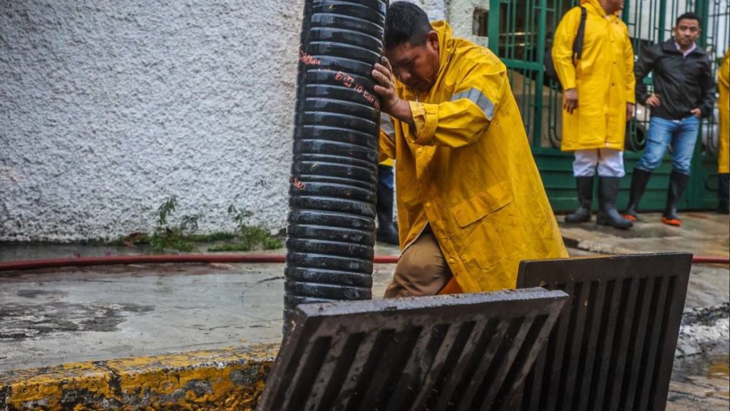 Más de 300 trabajadores atienden encharcamientos en Cancún tras lluvias