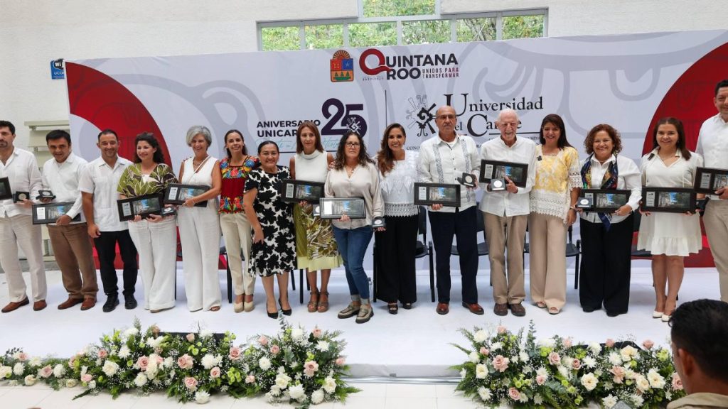 Universidad del Caribe celebra 25 años de historia y récord mundial en Cancún