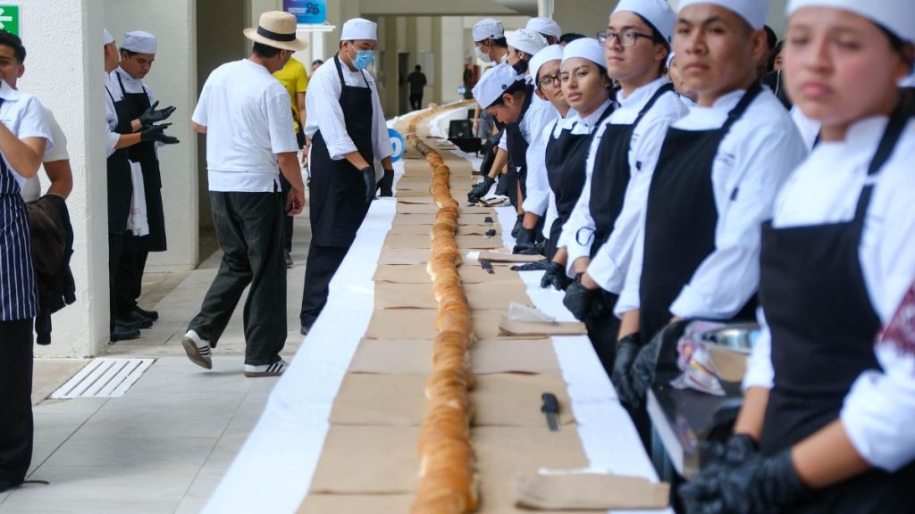 Universidad del Caribe celebra con torta de cochinita de 300 metros