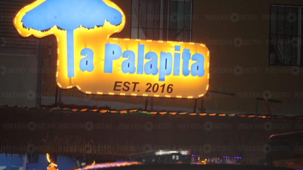 Hombres armados realizaron disparos al aire afuera del bar La Palapita en Cancún