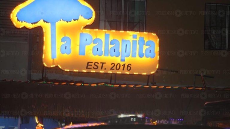 Hombres armados realizaron disparos al aire afuera del bar La Palapita en Cancún