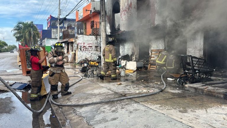 Local abandonado en Cancún se incendia otra vez en la Av. López Portillo