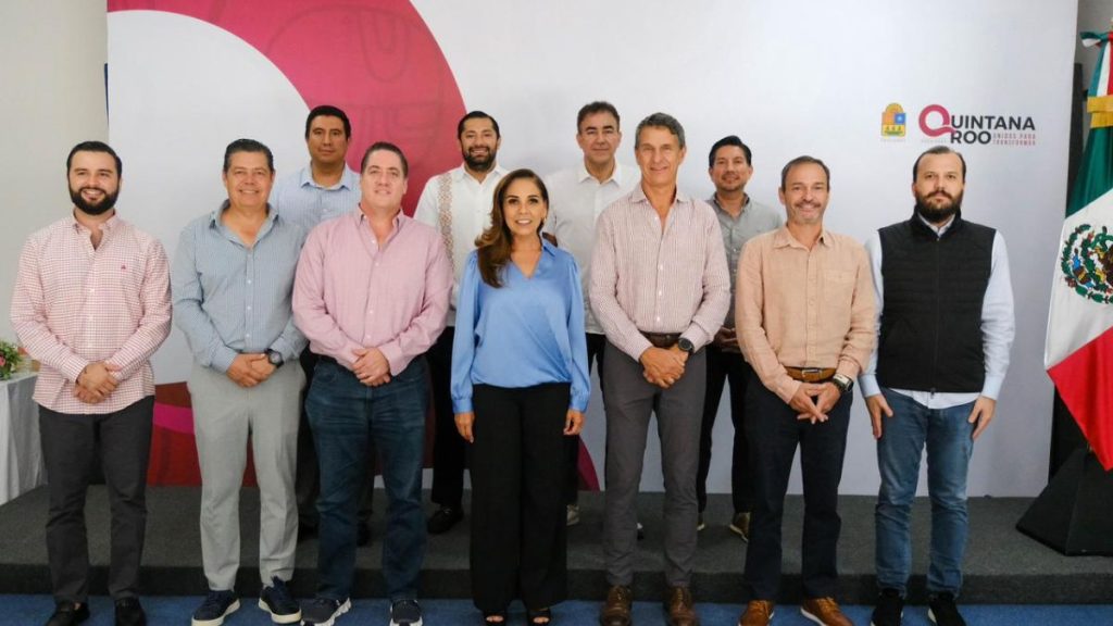 Revisan avances del puente Nichupté y aeropuerto en reunión con empresarios